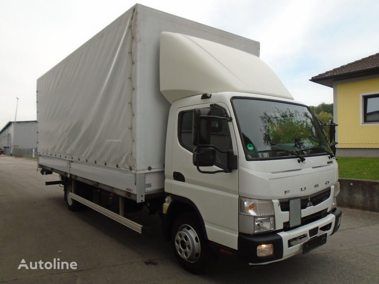 Beschadigde Mitsubishi Fuso Canter 7C18 bakwagen