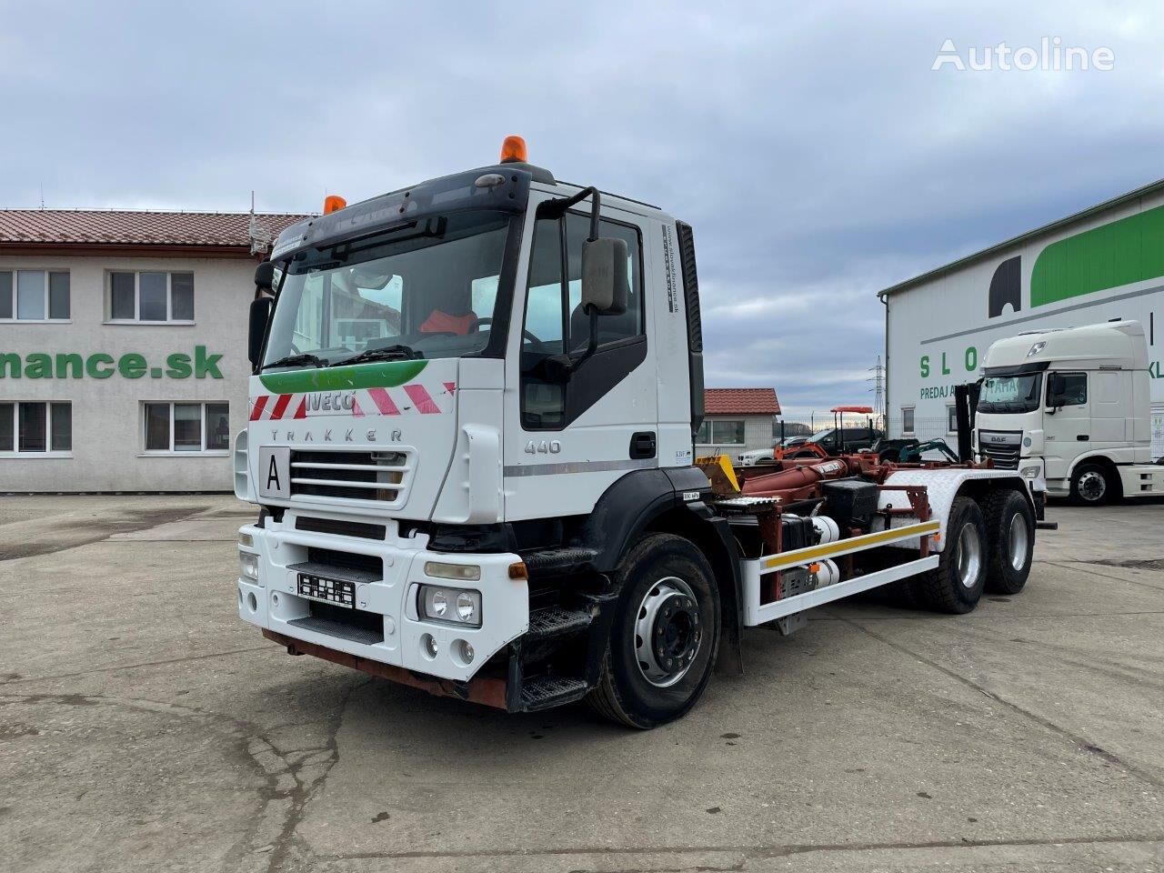 IVECO  TRAKKER 260S 440 6x4 hákový naťahovač kontajnerov s po haakarm vrachtwagen